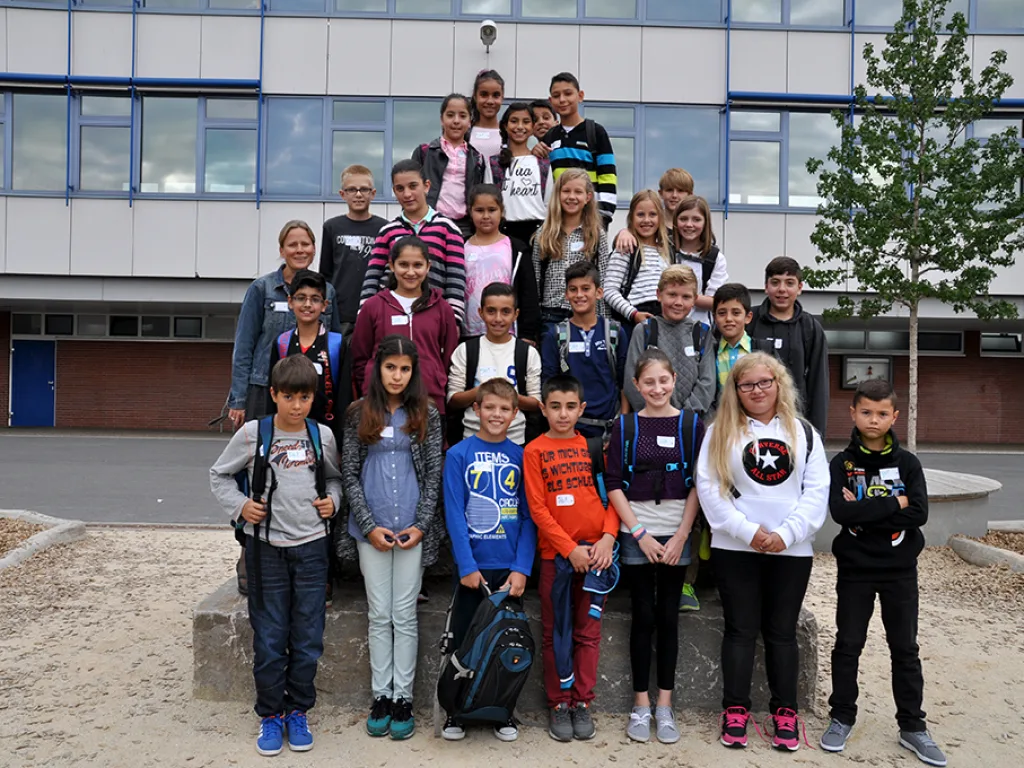 Klassenfoto einer neuen fünften Klasse mit Namensschildern.